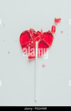 Draufsicht auf das gebrochene Herz lollipop isoliert auf weißem Stockfoto