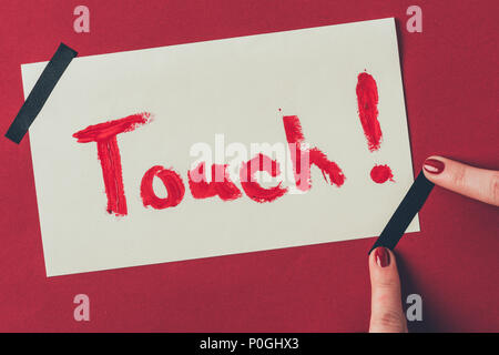 7/8 Bild der Frau, Isolierband auf Hinweis Mit Word tippen Stockfoto