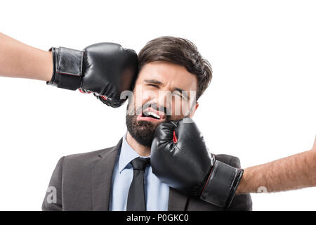 Portrait von Geschäftsmann gelocht durch Boxer isoliert auf weißem Stockfoto