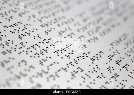 Braille Alphabet Zeichen auf dem weißen Papier Stockfoto