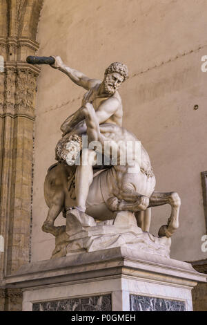 Statue Herkules und Nessus 1599 in der Loggia dei Lanzi in Florenz, Italien Stockfoto