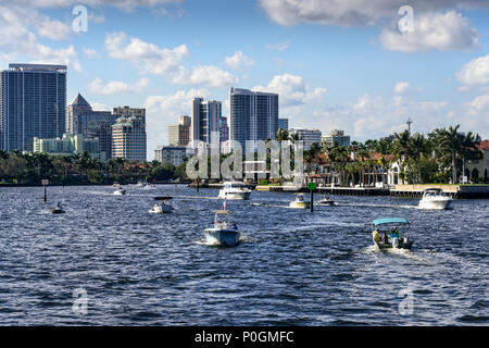 Ft. Lauderdale, Florida - 18. Februar 2018: Geschäft und Vergnügen Boote gehen auf und ab auf den Intracoastal Waterway in Ft. Lauderdale. Stockfoto
