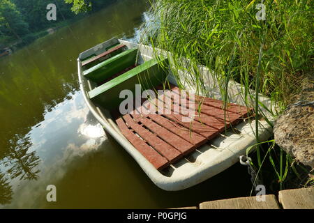 Eine alte Punt Boot auf einem Teich Stockfoto