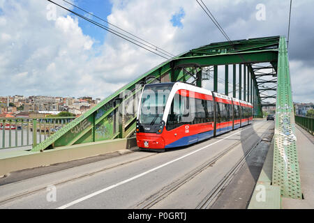 Moderne Straßenbahn, die durch alte Brücke über die Sava, Es ist die kleinste Straße Brücke; in der serbischen Hauptstadt Belgrad, Serbien. Stockfoto