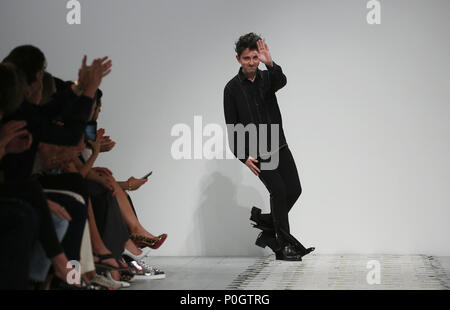 Designer Daniel W. Fletcher würdigt das Publikum nach seinem Modenschau während der London Fashion Week Männer SS 19 zeigen an der BFC zeigen Raum, London statt. Stockfoto