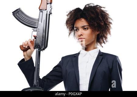 Portrait von schöne afrikanische amerikanische weibliche Killer mit Gewehr, isoliert auf weißem Stockfoto