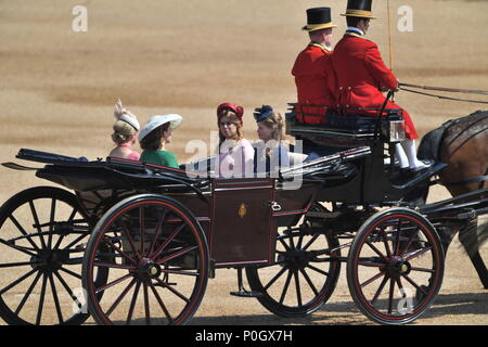 Die Gräfin von Wessex (links), Prinzessin Eugenie (Zweite links), Prinzessin Beatrice (Mitte) und Lady Louise Windsor (rechts) auf Horse Guards Parade, London, kommen während der Zeremonie, die Farbe als die Königin ihre offiziellen Geburtstag feiert. Stockfoto