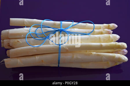 Blick von oben auf einen weißen Spargel Bündel Stockfoto