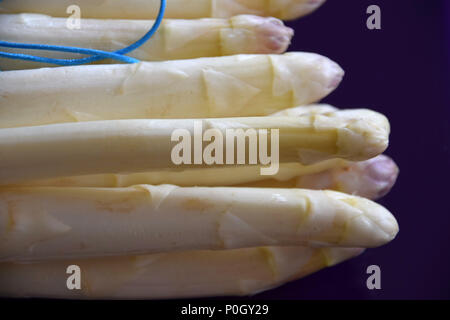 Makroaufnahme der Spargel Köpfe in verschiedenen Farben, Weiß und Violett Farbige Köpfe von Spargel, weißer Spargel Bündel Stockfoto