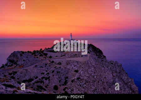 Sonnenuntergang am Leuchtturm Formentor cape. Balearen, Mallorca, Spanien. Stockfoto