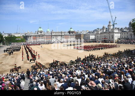 Menschenmassen zusehen, wie die Soldaten des 1.batallion Coldstream Guards März während der Zeremonie die Farbe auf Horse Guards Parade, London, als die Königin feiert ihr offizieller Geburtstag. Stockfoto