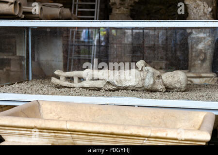 Gips eines kleinen Kindes in einer Vitrine, vom Ausbruch des Vesuv im AD 79 an die archäologische Stätte von Pompeji, Pompei, Kampanien, Italien, Stockfoto