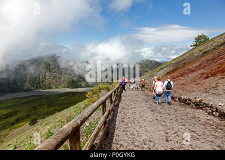 Menschen zu Fuß bis zum Vesuv, den Vesuv oder Vesuvio, ein aktiver Vulkan, der über der Bucht von Neapel auf der Ebene von Kampanien in Italien steigt Stockfoto