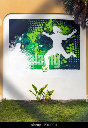 Dekorative Grafik Malerei der Fußballspieler; öffentliche Park; South Central Florida, USA Stockfoto