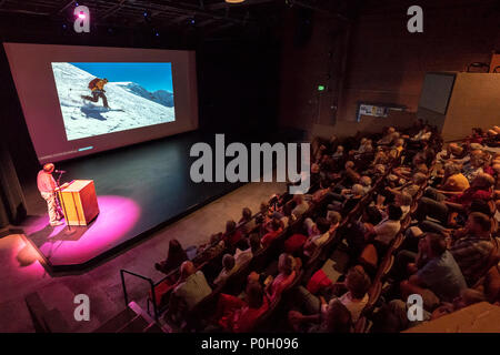 Fotograf H. Mark Weidman präsentiert eine Antarktis Patagonien Reisebericht in der Steamplant Event Center Theater; Salida, Colorado, USA Stockfoto