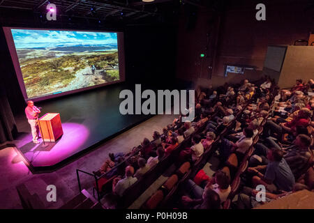 Fotograf H. Mark Weidman präsentiert eine Antarktis Patagonien Reisebericht in der Steamplant Event Center Theater; Salida, Colorado, USA Stockfoto