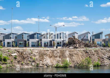 Häuser im Bau die Bridgeport Nachbarschaft mit den Chicago River im Vordergrund Stockfoto