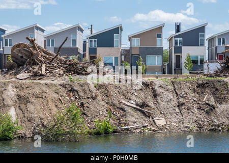 Häuser im Bau die Bridgeport Nachbarschaft mit den Chicago River im Vordergrund Stockfoto