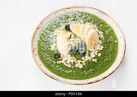 Grüne smoothie Schale mit frischen Beeren für eine gesunde vegetarische Ernährung Frühstück. Stockfoto