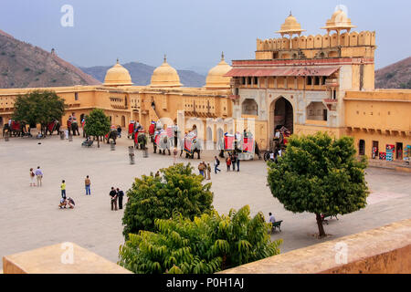 Dekoriert Elefanten eingabe Suraj Pol in Jaleb Chowk (Hof) im Amber Fort, Rajasthan, Indien. Elefantenreiten sind beliebte Touristenattraktion Stockfoto