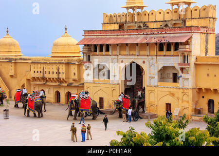 Dekoriert Elefanten eingabe Suraj Pol in Jaleb Chowk (Hof) im Amber Fort, Rajasthan, Indien. Elefantenreiten sind beliebte Touristenattraktion Stockfoto