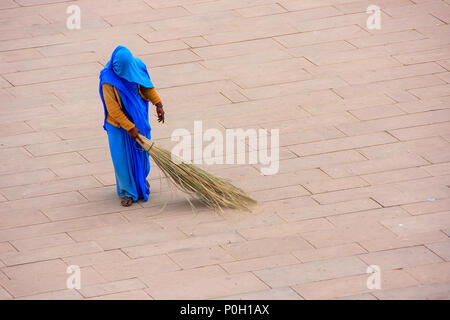 Frau fegen Jaleb Chowk - ehrenhof von Amber Fort, Rajasthan, Indien. Amber Fort ist die wichtigste touristische Attraktion in Jaipur. Stockfoto