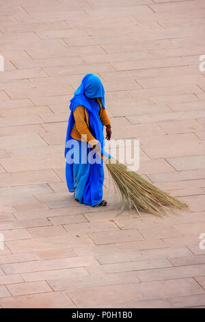 Frau fegen Jaleb Chowk - ehrenhof von Amber Fort, Rajasthan, Indien. Amber Fort ist die wichtigste touristische Attraktion in Jaipur. Stockfoto