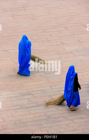 Frauen fegen Jaleb Chowk - ehrenhof von Amber Fort, Rajasthan, Indien. Amber Fort ist die wichtigste touristische Attraktion in Jaipur. Stockfoto