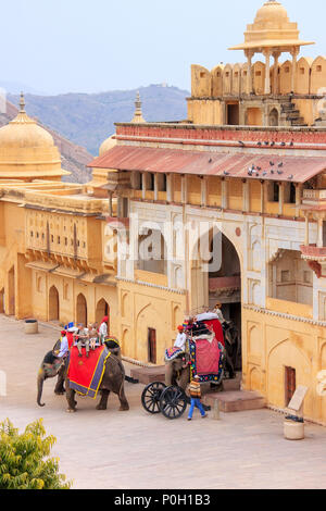 Dekoriert Elefanten eingabe Suraj Pol in Jaleb Chowk (Hof) im Amber Fort, Rajasthan, Indien. Elefantenreiten sind beliebte Touristenattraktion Stockfoto