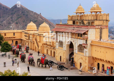 Dekoriert Elefanten eingabe Suraj Pol in Jaleb Chowk (Hof) im Amber Fort, Rajasthan, Indien. Elefantenreiten sind beliebte Touristenattraktion Stockfoto