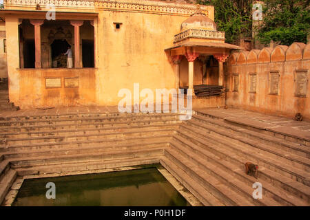 Galtaji-Tempel in der Nähe von Jaipur, Rajasthan, Indien. Es besteht aus einer Reihe von Tempeln im auf einen schmalen Spalt in den Ring der Hügel, die umgeben von Jaipur Stockfoto