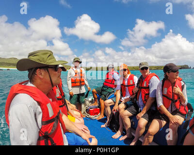 Gruppe von Touristen Reiten in einem beiboot von Espanola Island im Galapagos Nationalpark, Ecuador. Stockfoto