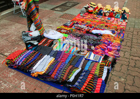 Anzeige der traditionellen Textil an der Straße Markt in Montevideo, Uruguay. Montevideo ist die Hauptstadt und größte Stadt von Uruguay. Stockfoto