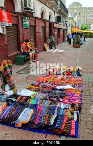 Anzeige der traditionellen Textil an der Straße Markt in Montevideo, Uruguay. Montevideo ist die Hauptstadt und größte Stadt von Uruguay. Stockfoto