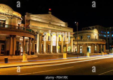 Solis Theater bei Nacht mit Ampel in der Altstadt von Montevideo, Uruguay. Es wurde 1856 eröffnet. Stockfoto