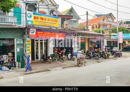 Ben Sung, Vietnam - Oktober 29, 2017: Geschäfte an der Hauptstraße in der kleinen Stadt von Ben Sung, Vietnam. Stockfoto