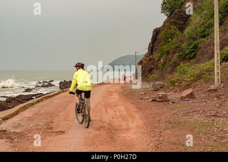 Vinh City, Vietnam - November 1, 2017: Mann reiten Fahrrad auf der unbefestigten Straße an die Bai Lu Resort in Vinh City, Vietnam. Das Resort befindet sich in der Bucht entfernt Stockfoto