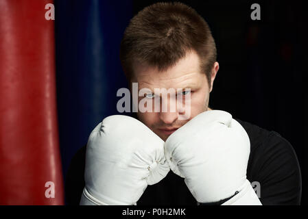 Close-up Boxing Mann hinter Handschuhe Verteidigung. Verteidigung Konzept Stockfoto