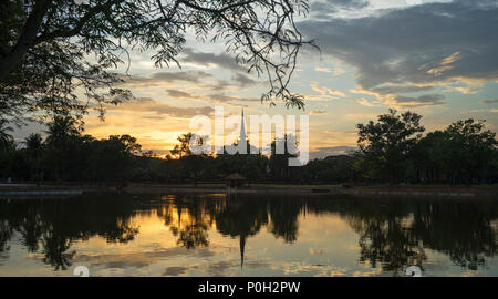 Sonnenuntergang in der historischen Parkanlage, Sukhothai, Thailand Stockfoto