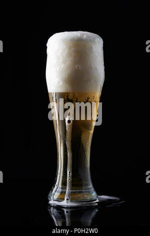 Volle Bierglas mit viel Schaum aus Glas Stockfoto