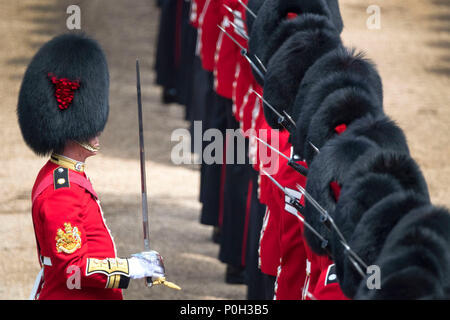 Truppen der 1. Bataillon der Coldstream Guards während der Zeremonie die Farbe auf Horse Guards Parade, London, als die Königin feiert ihr offizieller Geburtstag. Stockfoto