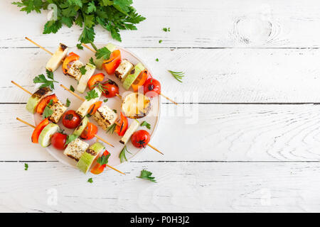 Vegetarisch grillen. Vegetarische Spieße mit Halloumi Käse und Gemüse auf weißem Hintergrund, kopieren. Stockfoto