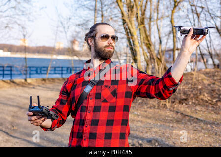 Guy startet einen quadrocopter Im Park, Ansicht schließen Stockfoto