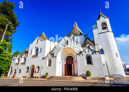 Alberobello, Apulien, Italien: Die Kirche von St. Antonio mit Trullo konischen Dächern gebaut, in einem schönen Tag, Apulien Stockfoto