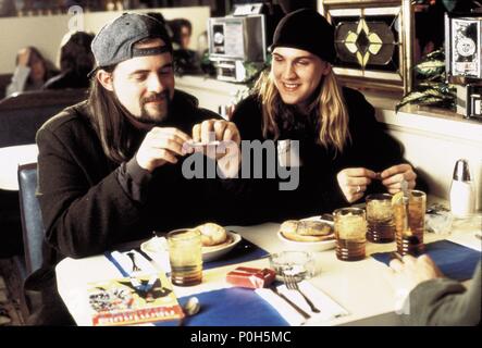 Original Film Titel: CHASING AMY. Englischer Titel: CHASING AMY. Regisseur: Kevin Smith. Jahr: 1997. Stars: Kevin Smith, Jason Mewes. Copyright: nur redaktionell Innen verwenden. Dies ist eine öffentlich verteilten Handzettel. Zugriffsrechte nur, keine Lizenz des Urheberrechts zur Verfügung gestellt. Vorgeschriebene Genehmigung zu Visual Symbol (www.visual-icon.com) Für die Reproduktion des Bildes erforderlich ist. Credit: MIRAMAX/BEVILAQUA, LORENZO/Album Stockfoto