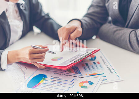 Finanzielle Papierdiagramme und Grafiken auf dem Tisch Stockfoto