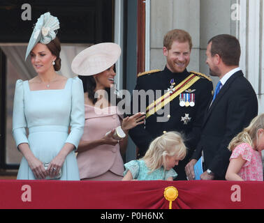 (Von links nach rechts) Herzogin von Cambridge, Herzog und die Herzogin von Sussex und Peter Phillips und seine Kinder Savanne und Isla, auf dem Balkon der Buckingham Palace in London, nach der die Farbe Zeremonie auf Horse Guards Parade als die Königin ihre offiziellen Geburtstag feiert. Stockfoto