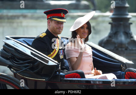 Der Herzog und die Herzogin von Sussex in einem Wagen, wie es macht seinen Weg bis zum Einkaufszentrum von Buckingham Palace, London Horse Guards Parade, vor der die Farbe Zeremonie, als die Königin ihre offiziellen Geburtstag feiert. Stockfoto