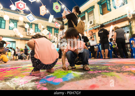 BANGKOK, THAILAND - 30. März: Bangkok fest Kunst auf der Straße. Menschen und Touristen. Aufmerksamkeit für Kunst am Eröffnungstag. Am 30. März 2017 in Bangkok, Thail Stockfoto