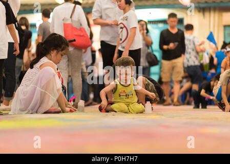 BANGKOK, THAILAND - 30. März: Bangkok fest Kunst auf der Straße. Menschen und Touristen. Aufmerksamkeit für Kunst am Eröffnungstag. Am 30. März 2017 in Bangkok, Thail Stockfoto